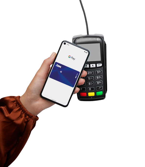 Mano sosteniendo un celular con Google Pay mostrando una tarjeta BN, acercándolo a un datáfono para realizar un pago sin contacto.
