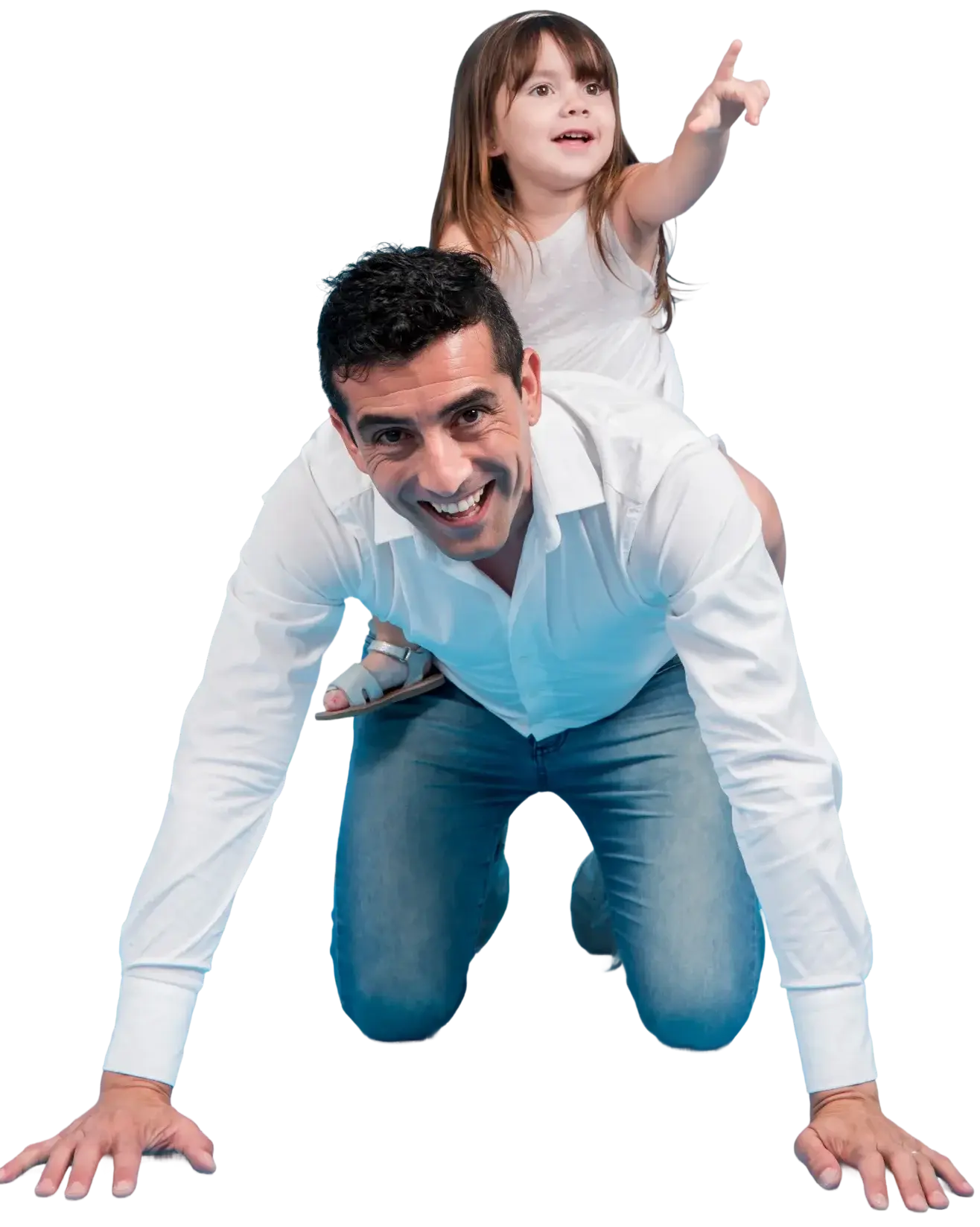 Hombre sonriendo mientras una niña montada en su espalda señala hacia el frente.