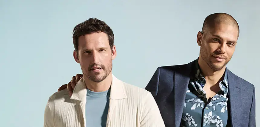 Dos hombres posando con ropa casual elegante de la marca Perry Ellis sobre fondo claro