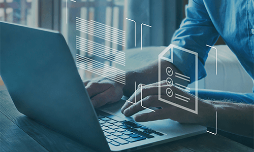 Persona usando una computadora portátil con gráficos digitales de documentos y listas flotando sobre la pantalla.