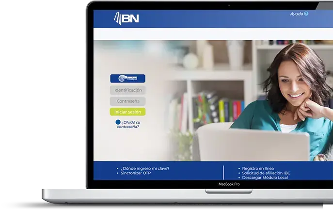 Pantalla de inicio de sesión de BN Internet Banking mostrada en una computadora portátil, con una mujer sonriendo frente al monitor.