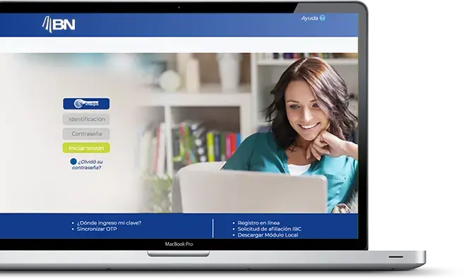 Pantalla de inicio de sesión de BN Internet Banking mostrada en una computadora portátil, con una mujer sonriendo frente al monitor.
