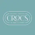 Logotipo del Croc’s Resort &amp; Casino en texto blanco sobre fondo celeste