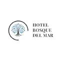 Logotipo del Hotel Bosque del Mar con ilustración de árbol azul y texto negro sobre fondo blanco