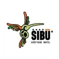 Logotipo del Hotel Sibu con ilustración de colibrí en tonos verdes y naranjas sobre fondo blanco