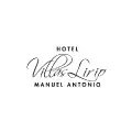 Logotipo del Hotel Villas Lirio Manuel Antonio con tipografía cursiva en color negro sobre fondo blanco