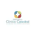 Logotipo del Laboratorio Clínico Catedral con cruz blanca sobre círculos de colores y texto azul