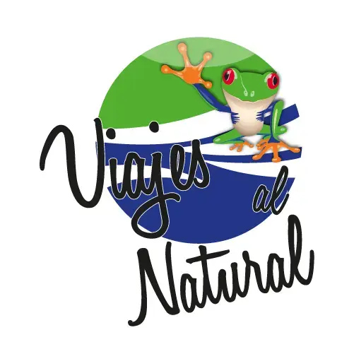 Logotipo de Viajes al Natural con una rana verde sobre un círculo verde y azul con texto estilizado