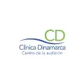 Logotipo de Clínica Dinamarca Centro de la Audición con letras verdes y azules sobre fondo blanco