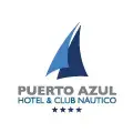 Logotipo de Puerto Azul Hotel &amp; Club Náutico con velas azules y cuatro estrellas debajo del nombre