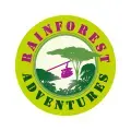 Logotipo de Rainforest Adventures con teleférico sobre un bosque