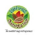 Logotipo de Rainforest Chocolate Tour con diseño de cacao y hojas tropicales sobre fondo verde