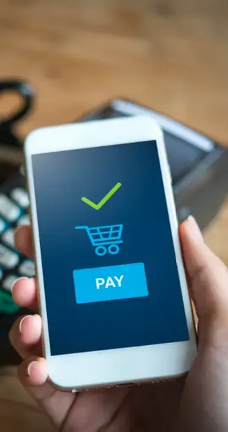 Teléfono móvil con pantalla mostrando un ícono de carrito de compras y botón 