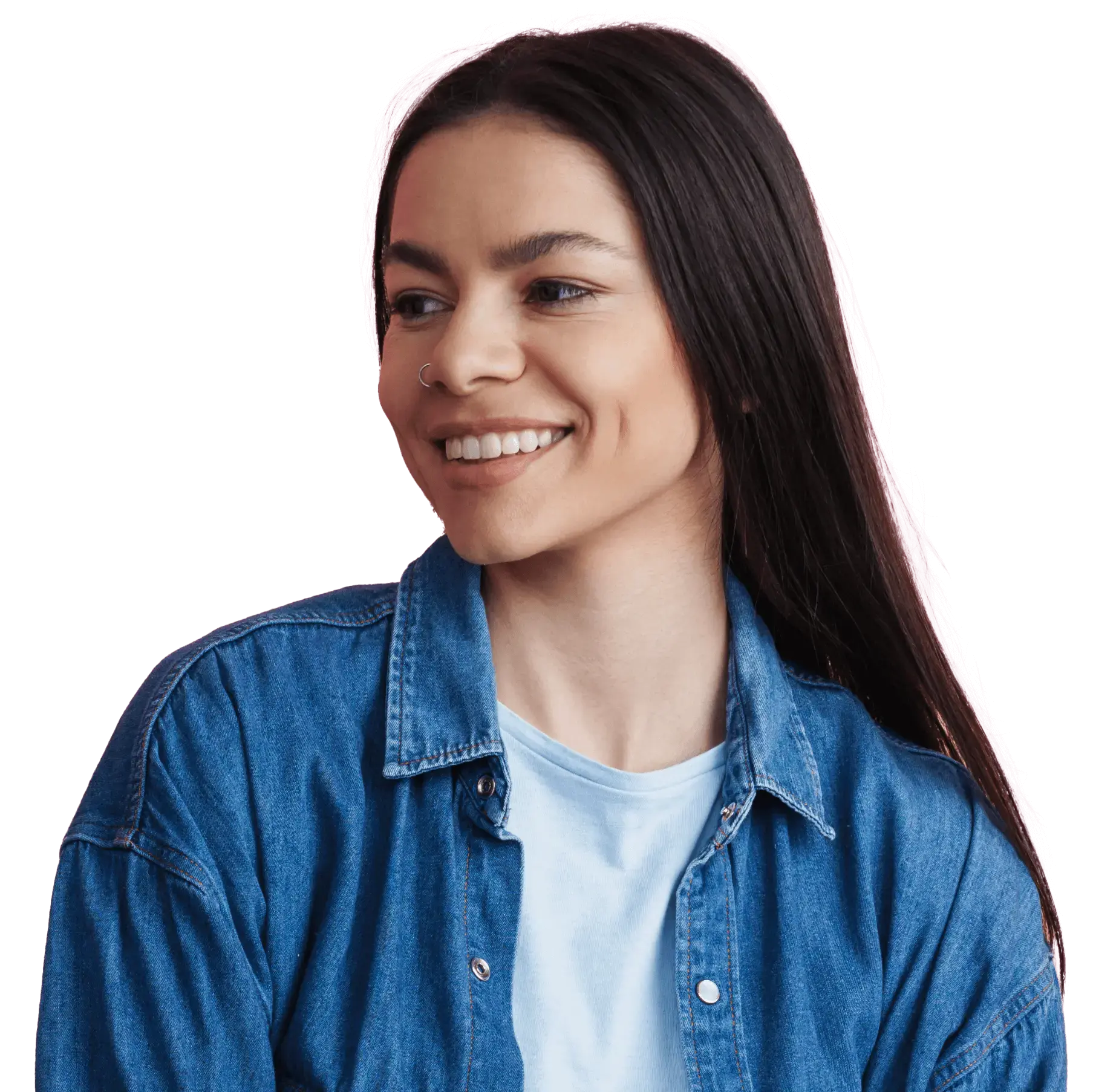 Mujer joven sonriendo con camisa de mezclilla mirando hacia un lado