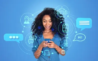 Mujer de cabello rizado mirando un teléfono móvil, rodeada de ilustraciones digitales de íconos de mensajería, nube, micrófono y globos de diálogo sobre fondo azul.