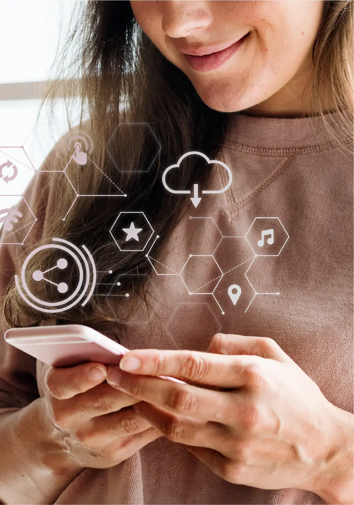 Mujer usando un teléfono inteligente con iconos digitales flotando a su alrededor, representando conectividad y servicios digitales.
