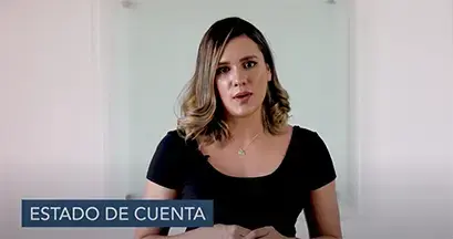 Noily Mesén explicando el tema “Estado de cuenta” frente a un fondo claro, usando blusa negra y collar celeste.