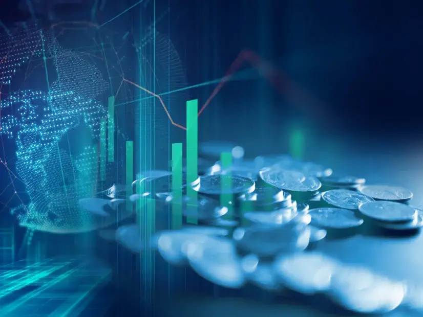 Monedas apiladas con gráficos financieros y un mapa digital de fondo, representando análisis económico o inversión global.