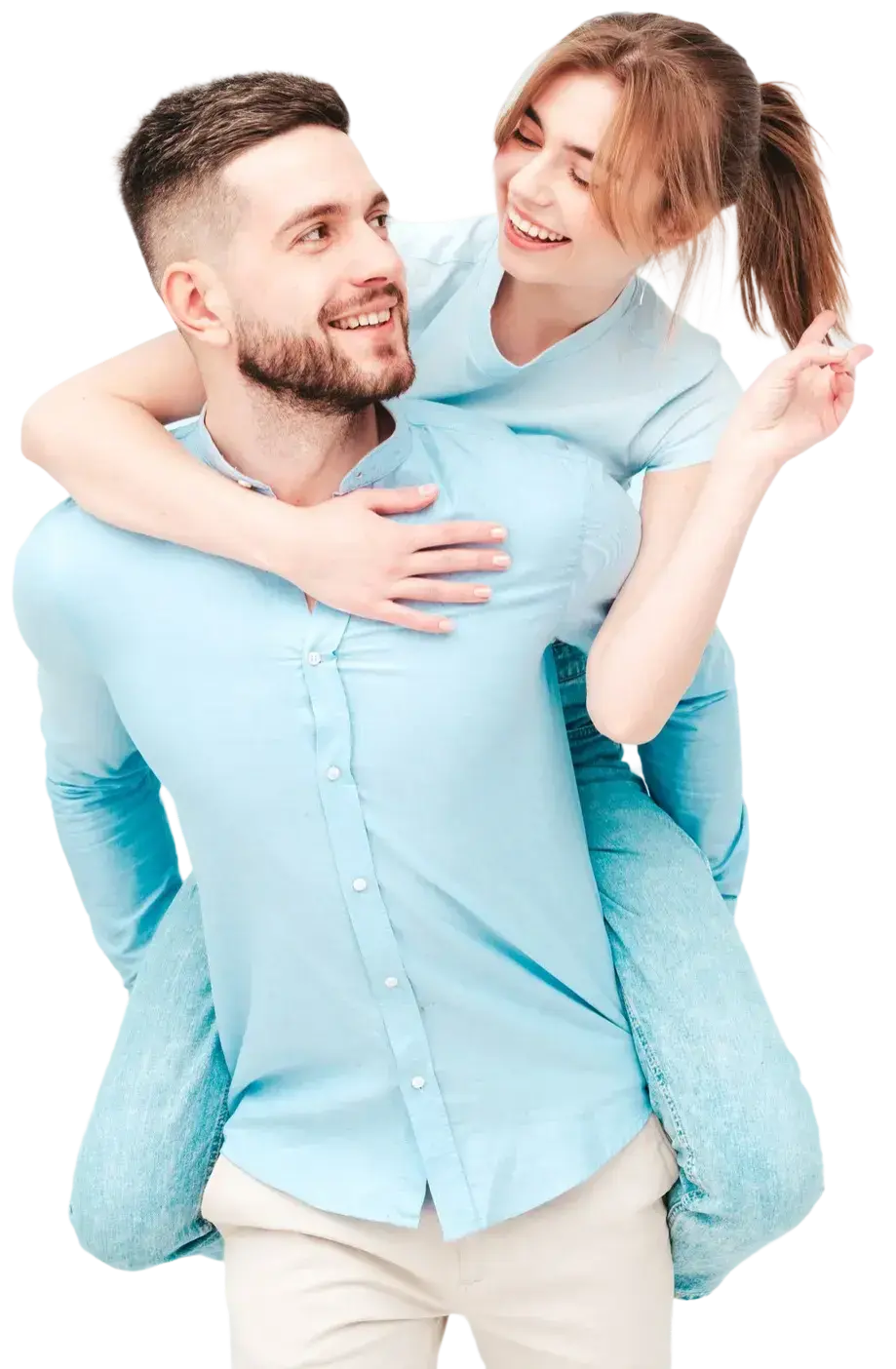 Mujer abrazando por detrás a un hombre mientras ambos sonríen.