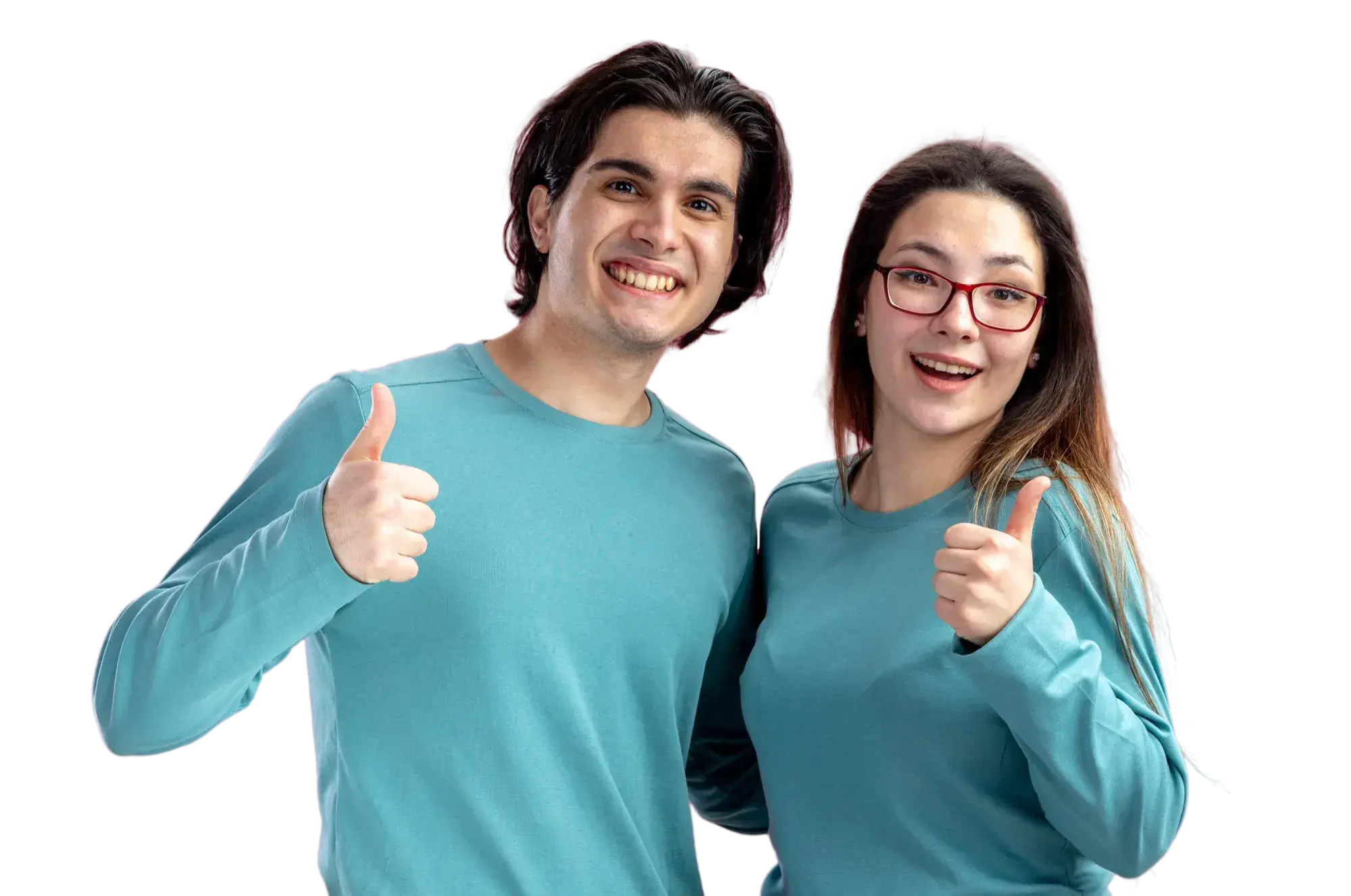 Pareja joven con camisetas celestes haciendo gesto de aprobación con el pulgar arriba.