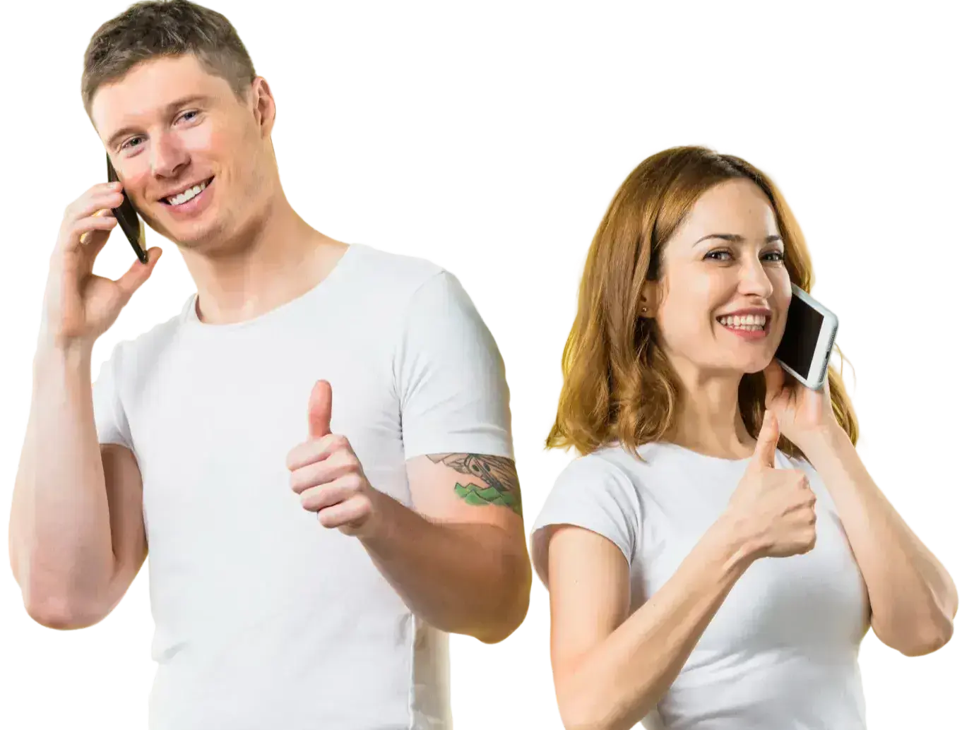 Pareja joven hablando por teléfono y haciendo gesto de aprobación con el pulgar arriba.