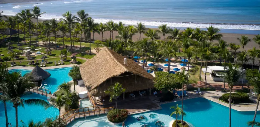 Vista aérea de las piscinas y área frente al mar en Fiesta Resort Puntarenas Costa Rica