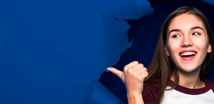 Joven sonriente señalando hacia la izquierda sobre un fondo azul promocional.