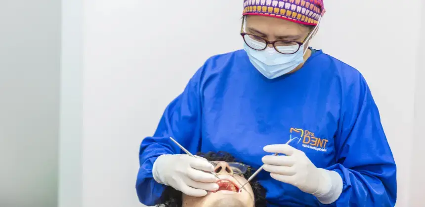 Odontóloga atendiendo a paciente durante revisión dental en consultorio Drs. Dent