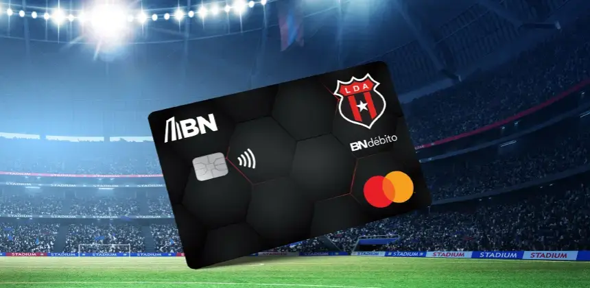 Tarjeta BN Débito de la Liga Deportiva Alajuelense con diseño negro y rojo en estadio de fútbol