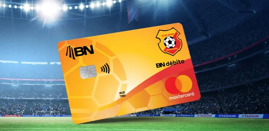 Tarjeta BN Débito del Club Sport Herediano con diseño amarillo y rojo en estadio de fútbol