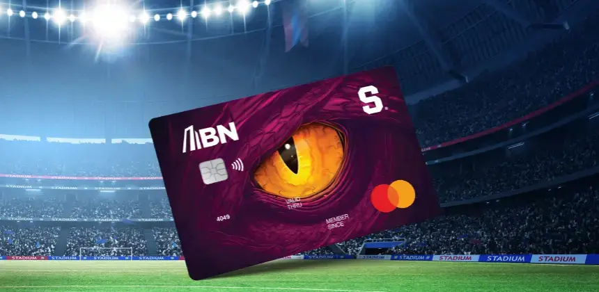 Tarjeta BN Mastercard del Deportivo Saprissa con diseño de ojo de dragón en estadio de fútbol