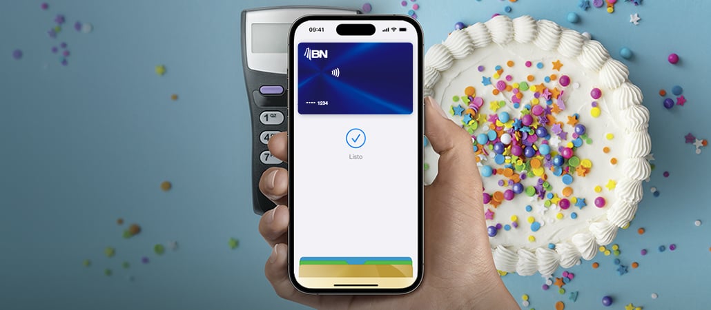 Persona sosteniendo un teléfono móvil con una tarjeta BN digital en pantalla y el mensaje 