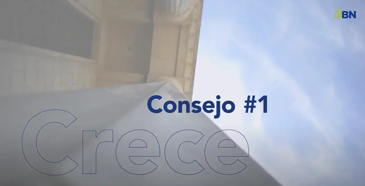 Vista en contrapicada de un edificio con cielo despejado, acompañada del texto “Consejo #1: Crece” y el logotipo del Banco Nacional de Costa Rica en la esquina superior derecha.