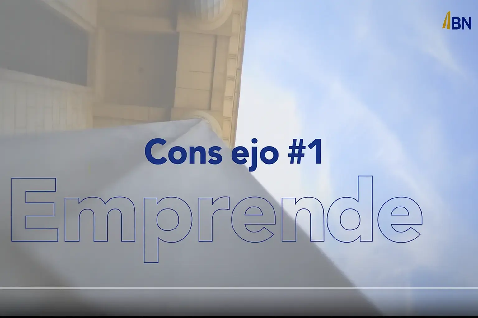 Miniatura de video con edificio de piedra claro visto en ángulo inclinado, cielo azul al fondo y texto “Consejo #1 Emprende” en azul, con logotipo del BN en la esquina superior derecha.