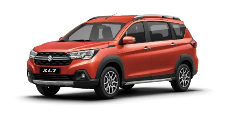 Vehículo Suzuki XL7 en color rojo sobre fondo blanco, representando transporte familiar o adquisición de vehículo utilitario.
