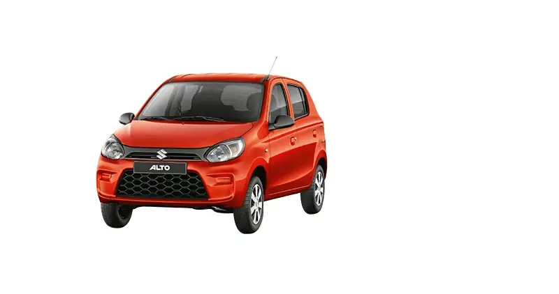 Suzuki Alto rojo tipo hatchback visto en ángulo frontal sobre fondo blanco