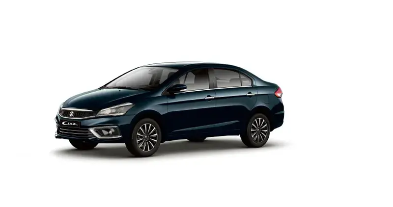 Suzuki Ciaz azul oscuro tipo sedán visto en ángulo lateral frontal sobre fondo blanco