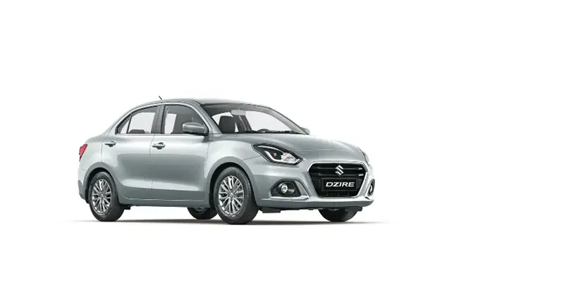 Suzuki Dzire plateado tipo sedán mostrado desde un ángulo frontal sobre fondo blanco