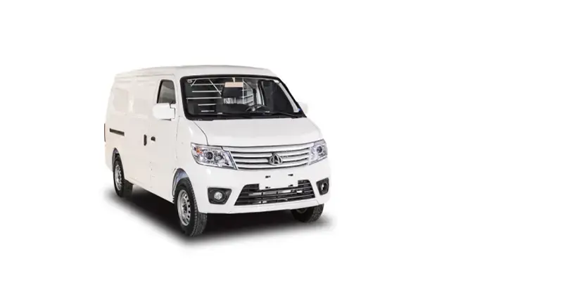 Star blanca tipo van comercial con parrilla negra vista en ángulo frontal sobre fondo blanco