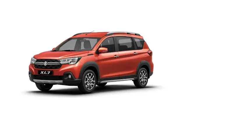Vehículo Suzuki XL7 en color rojo sobre fondo blanco, representando transporte familiar o adquisición de vehículo utilitario.